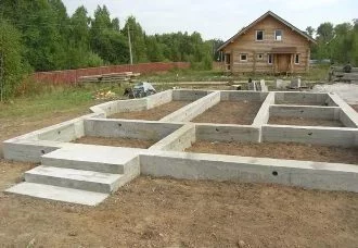 Мелкозаглубленный ленточный фундамент для дома из газобетона