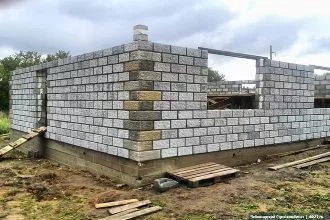 Мелкозаглубленный ленточный фундамент для дома из газобетона