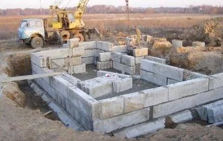 Мелкозаглубленный ленточный фундамент из блоков фб