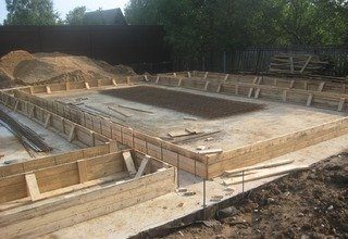 Строительство фундамента: монолитная плита с ребрами жесткости вверх