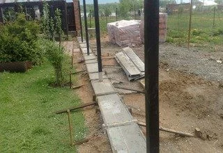 Строительство монолитного фундамента под забор под ключ